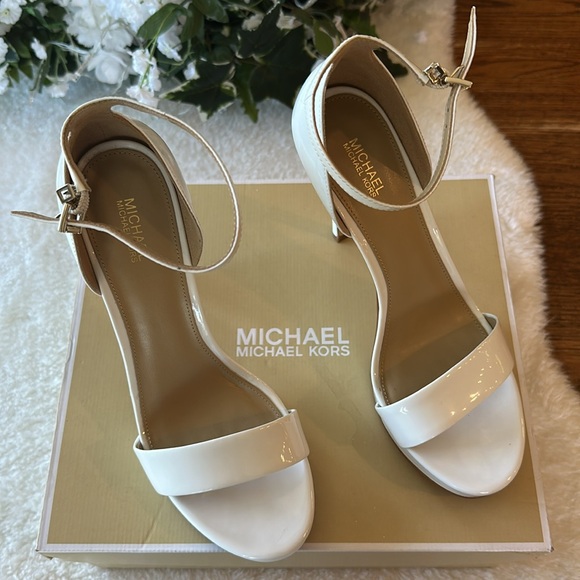 Michael
Kors Hutton heels. - Picture 1 of 5